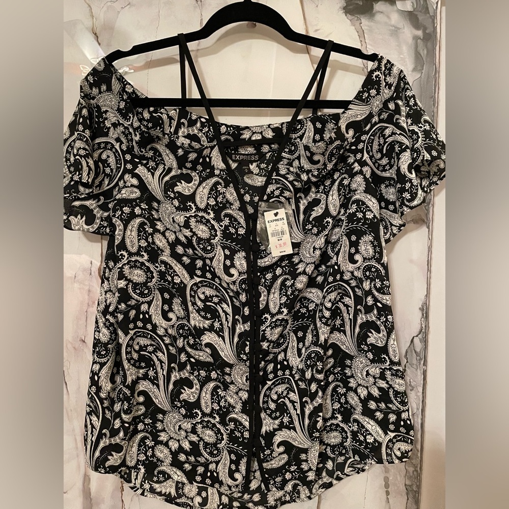 Express- New With Tags- Black and White Paisley Print Short Sleeve Blouse Size M
